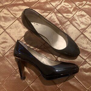 Tahari Size 8M Black and Gold Trim High Heels